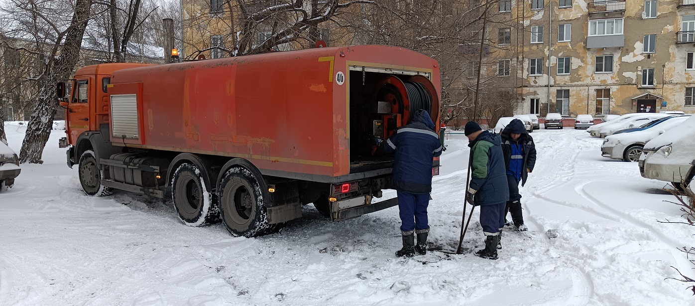 Прочистка канализации от засоров гидропромывочной машиной и специальным оборудованием в Томске