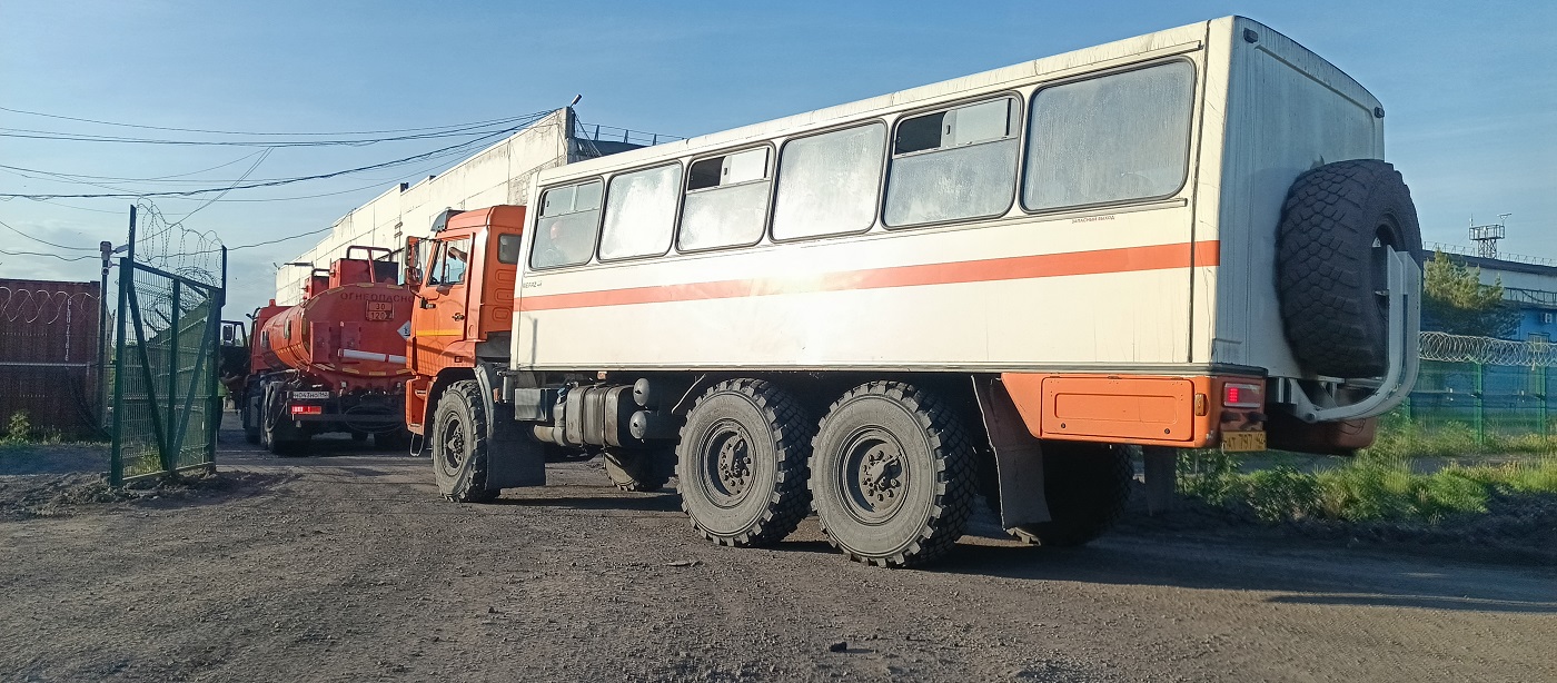 Вахтовые перевозки сотрудников автобусами и спецтехникой в Томской области