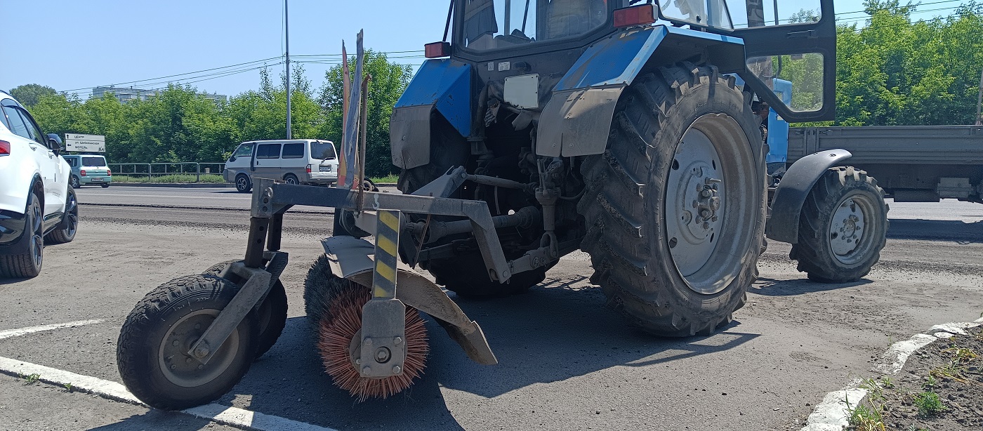 Услуги трактора с щеткой МТЗ в Томской области