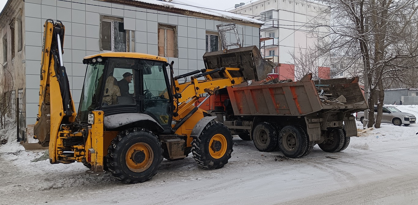 Уборка и вывоз строительного мусора, ТБО с помощью экскаватора и самосвала в Александровском